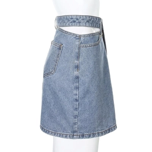Détail de la taille découpée et des coutures de poche sur cette mini-jupe en jean bleu