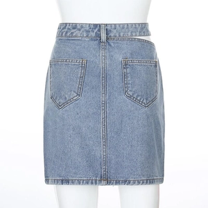 Détail de mini-jupe en jean taille haute avec découpe et poches plaquées au dos