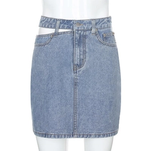 Détail de la taille haute ajourée sur cette mini-jupe en jean délavé bleu clair à boutons