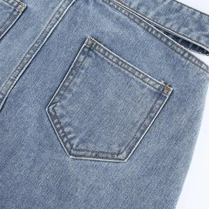 Détail de jupe en jean taille haute montrant coutures contrastées et texture poche