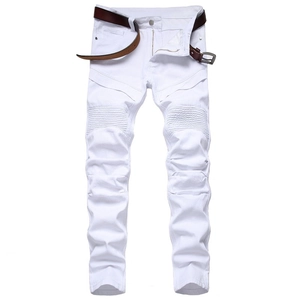 Jean biker slim blanc pour homme avec genoux plissés et ceinture en cuir marron