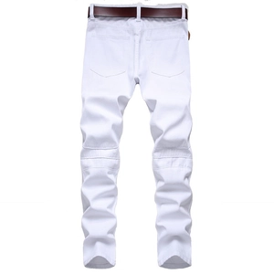 Détail du jean biker blanc avec empiècements plissés aux genoux et ceinture en cuir marron