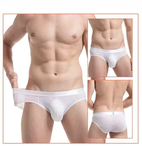 Vue détaillée du slip en maille blanche pour homme avec imprimé lèvres et taille élastique