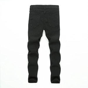 Vue arrière du jean noir slim pour homme avec poches arrière symétriques classiques