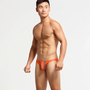 Dettaglio slip bikini a vita bassa arancione con stampa atletica e cuciture elasticizzate