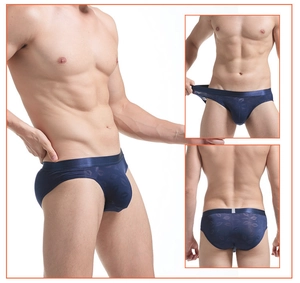 Vue détaillée du slip bleu foncé pour hommes effet soie avec motifs de lèvres discrets
