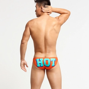 Dettaglio dello slip da nuoto arancione da uomo con stampa grafica HOT sul retro