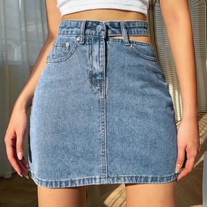 Mini-jupe en denim bleu clair pour femme avec taille haute, découpe latérale et bouton métal