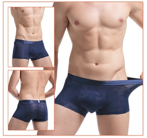Détail de boxer bleu foncé pour hommes avec lettrage love et motifs de lèvres subtils