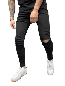 Jean skinny noir pour homme avec déchirures aux genoux et moustaches sur fond blanc
