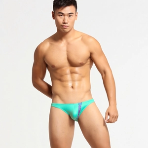 Dettaglio slip sportivi da uomo verde menta a vita bassa con strisce laterali blu