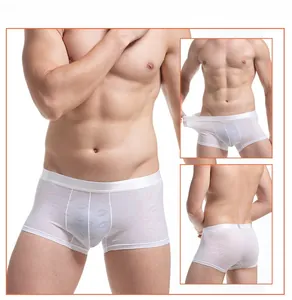 Détail de boxer en maille blanche pour homme avec imprimés lèvres et ceinture large
