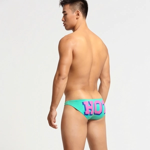 Vista posteriore dello slip da uomo verde a vita bassa con stampa HOT rosa, aderente