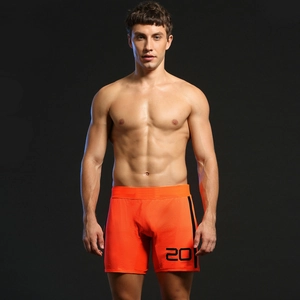 Vue détaillée du short de sport orange avec tissu mesh double couche et numéro 20
