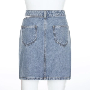 Mini-jupe en jean bleu clair à taille haute avec découpes et poches arrière à coutures contrastées