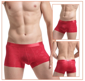 Détail de boxer rouge pour homme avec imprimé lèvres et texte LOVE sur tissu soyeux
