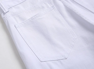 Détail de la poche arrière du jean blanc avec double couture et texture sergé