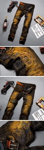 Détails du jean déchiré pour hommes avec revêtement vintage jaune et effets de réparation