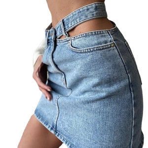 Mini-jupe en jean bleu clair à taille haute avec découpe latérale à la ceinture