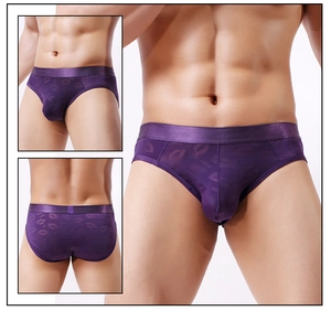 Détail du slip violet pour homme avec imprimé lèvres, texte Love et ceinture large