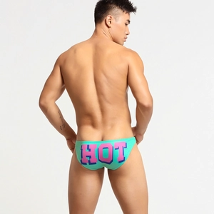 Dettaglio slip uomo a vita bassa verde menta con stampa HOT rosa sul retro dell'intimo