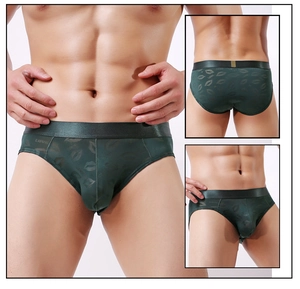 Vue détaillée du slip homme en texture soie avec imprimé LOVE et ceinture élastique