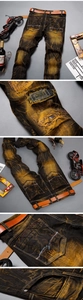 Détail de jean délavé pour hommes avec texture dorée et accents de déchirure