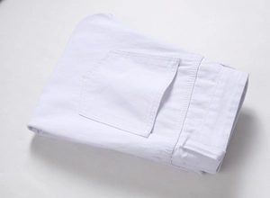 Détail de jean motard blanc montrant les poches arrière et les doubles coutures