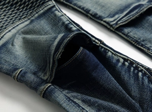 Détails du jean rétro délavé avec empiècements matelassés aux genoux et coutures solides
