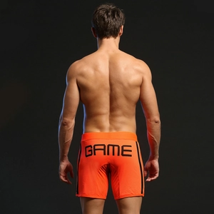 Détail du short de sport en mesh orange pour homme avec imprimé de lettres GAME noir