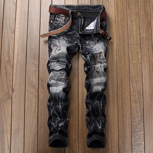 Gros plan détaillé du denim vieilli avec trous déchirés et finition délavée vintage