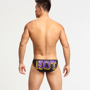 Vista posteriore degli slip da uomo a vita bassa con stampa HOT viola e gialla
