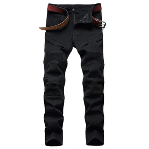Détail du jean biker noir pour homme avec genoux plissés et ceinture en cuir marron