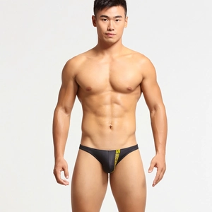 Dettaglio di slip da uomo neri a vita bassa con strisce gialle e logo sportivo