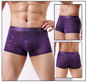 Détails d'un boxer violet avec imprimés baisers, texte love et large ceinture élastique