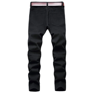Détail du jean moto noir slim pour homme avec genoux plissés et ceinture en cuir marron