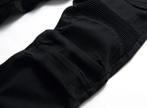 Vue détaillée de la texture côtelée et des coutures style biker sur jean denim noir