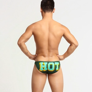 Dettaglio dello slip da uomo verde scuro con stampa della scritta HOT gialla sul retro