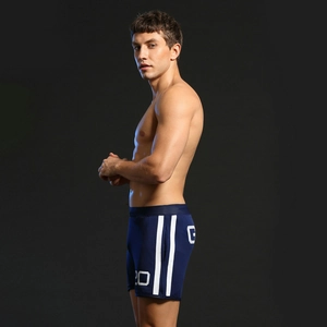 Détail latéral d'un short de sport en maille bleu marine respirant avec rayures blanches et 20