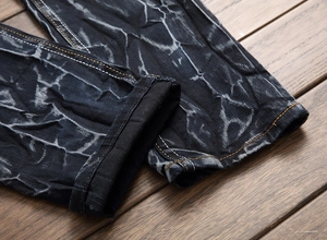Gros plan sur un jean vintage avec lavage éclair unique et coutures renforcées