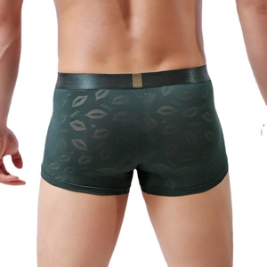 Boxer homme vert foncé avec imprimé lèvres et taille élastique, vue arrière sur modèle