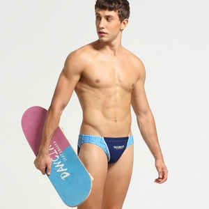 Détail du slip de bain homme bleu marine et bleu clair avec lettrage et logo