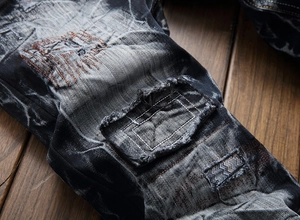 Détails de la texture denim délavée avec des patchs usés et des coutures visibles