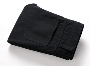 Détails de la poche arrière et coutures renforcées sur un jean noir pour homme