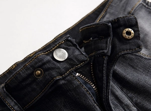 Gros plan détaillé du bouton en métal et du zip de ce jean denim vintage pour hommes