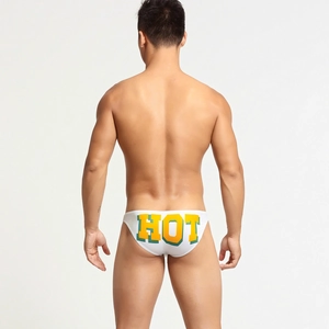 Vista posteriore dello slip da uomo bianco a vita bassa con stampa della scritta HOT