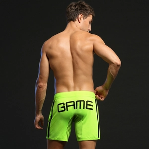 Détail du short en maille vert fluo pour homme avec rayures noires et lettrage GAME