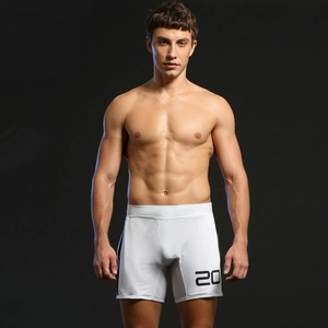 Détail du short de sport en mesh blanc pour hommes avec rayures noires et le numéro 20