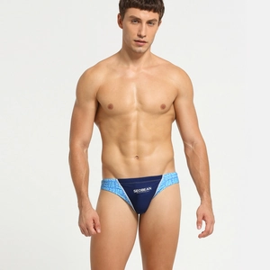 Détail du maillot de bain pour hommes avec blocs de couleurs et motifs géométriques
