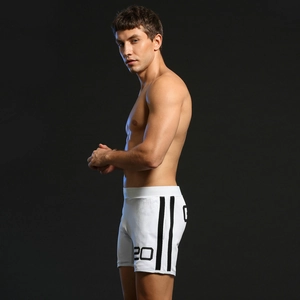Détail du short de sport en mesh blanc avec bandes noires et imprimé numéro 20